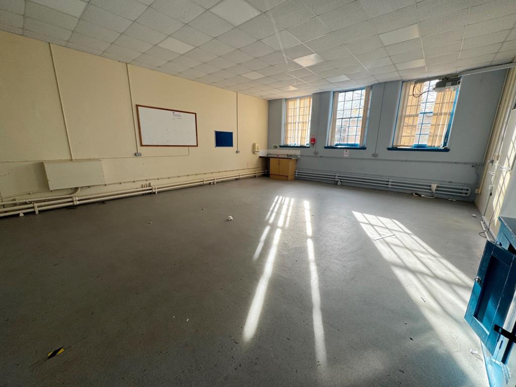 Lot: 46 - SUBSTANTIAL TOWN CENTRE PREMISES WITH POTENTIAL - Another room